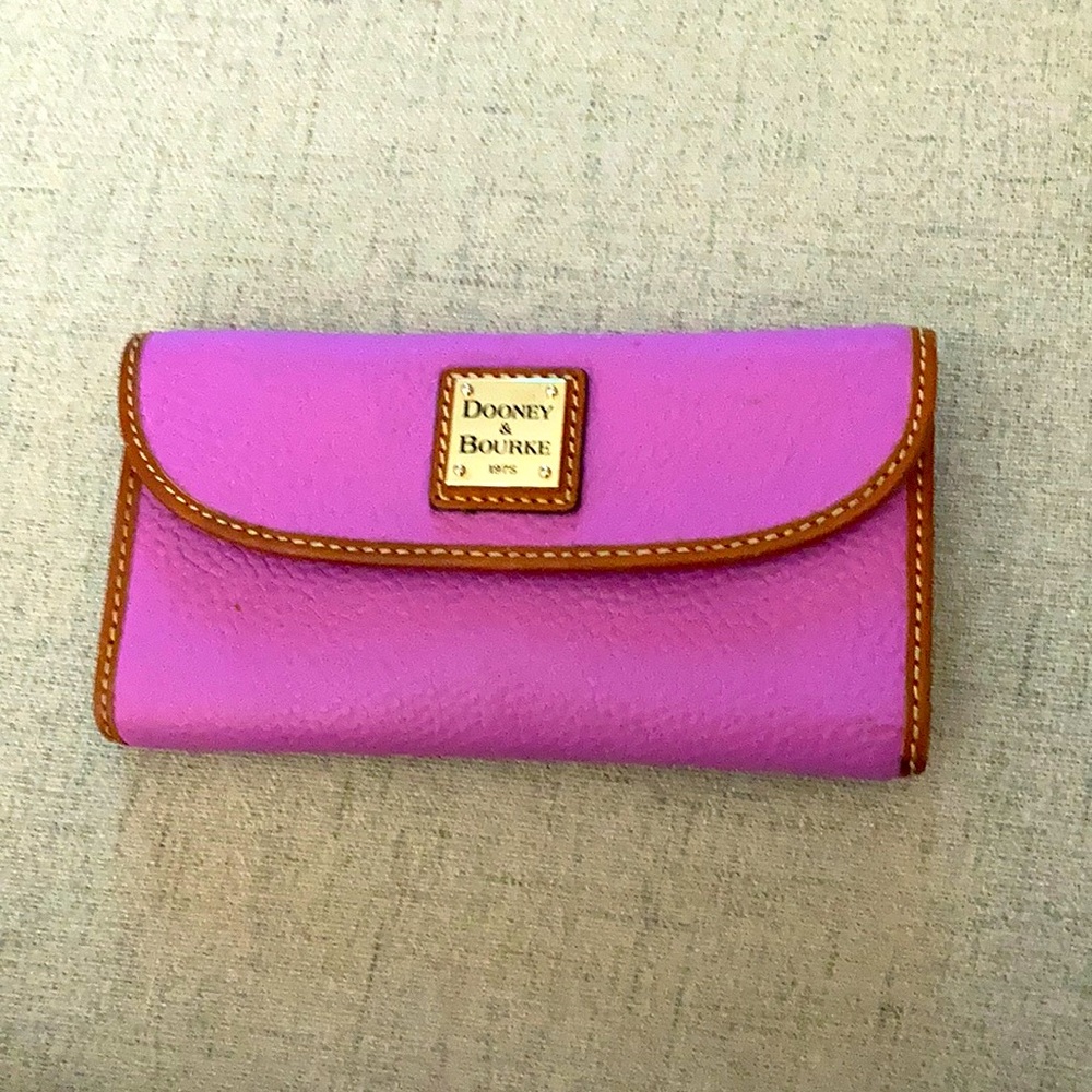 Dooney Bourke Wallet in great condition.
